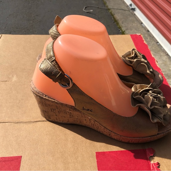 BOC  C63570 Metalic Gold FLOWER WEDGE SANDALS LEATHER Size 9 - Picture 4 of 14
